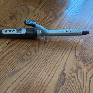 FHI Heat. Go Proffessional. curling Iron. Like new. Heat adjustment. 1 inch.